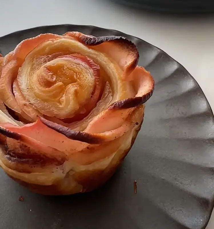 Æble roser lavet af æbleskiver og butterdej